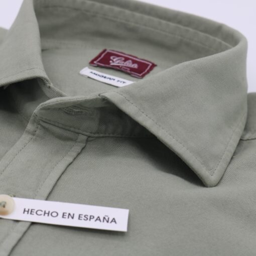 Camisa Oxford tintada verde