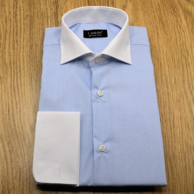 Camisa celeste con cuello y puño doble blanco