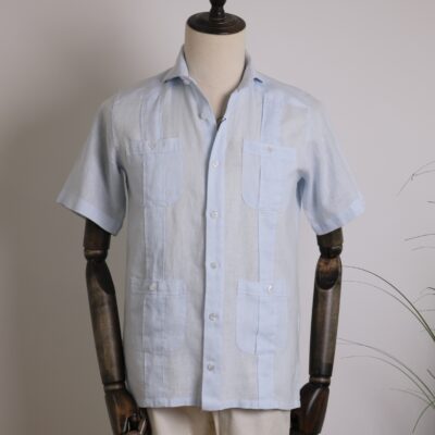 Guayabera de lino manga corta color azul claro